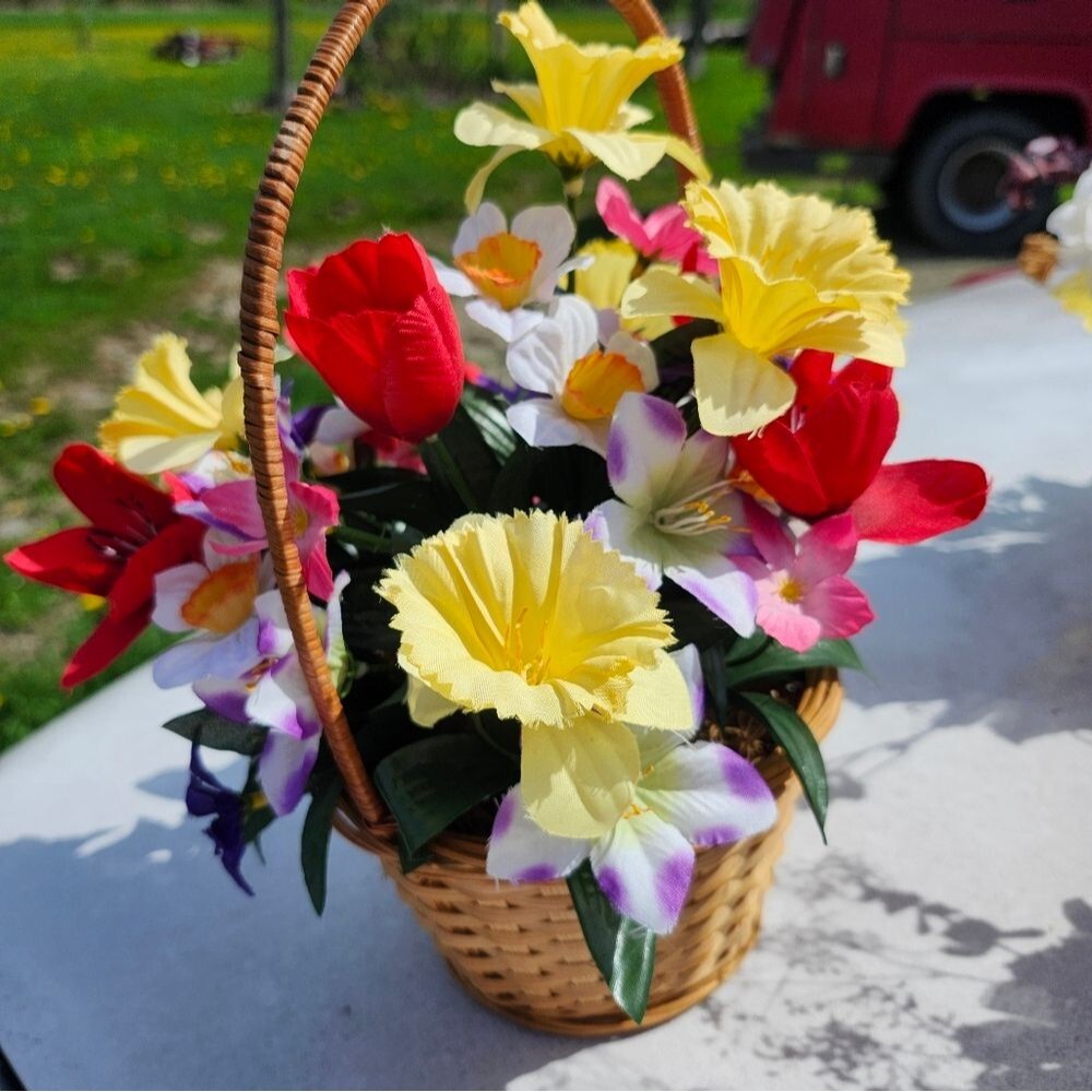 Hand Crafted Floral Table Centerpiece Fall Spring Daffodil  Basket